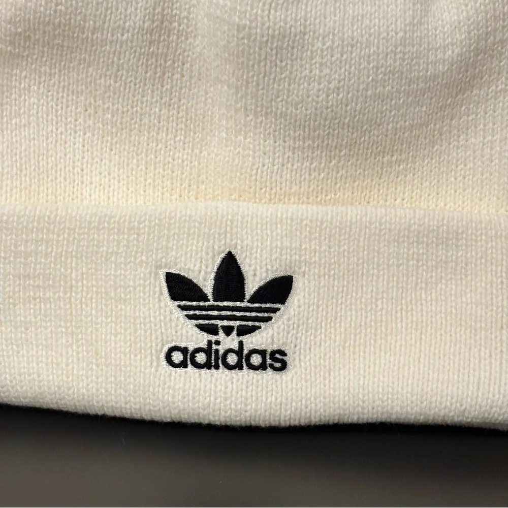 ADIDAS‎ Women’s ORIGINALS TREFOIL BEANIE WHITE/BLACK NEW